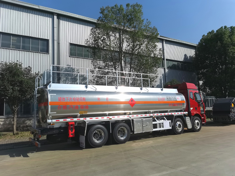 國(guó)六解放前四后八油車