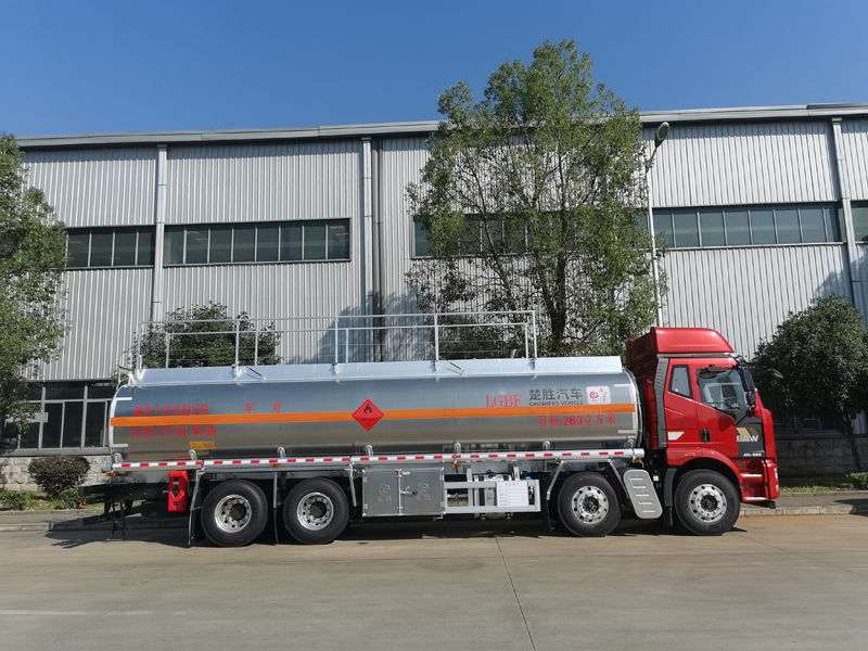 國(guó)六解放前四后八油車