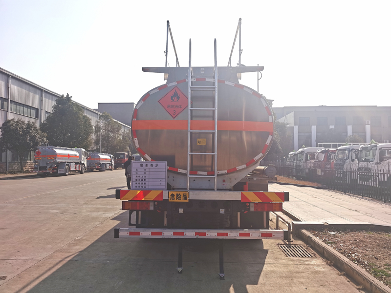 國(guó)六天龍后八輪油罐車