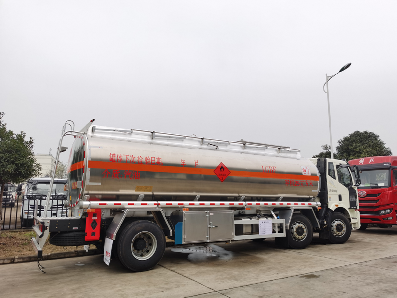解放小三軸鋁合金油罐車