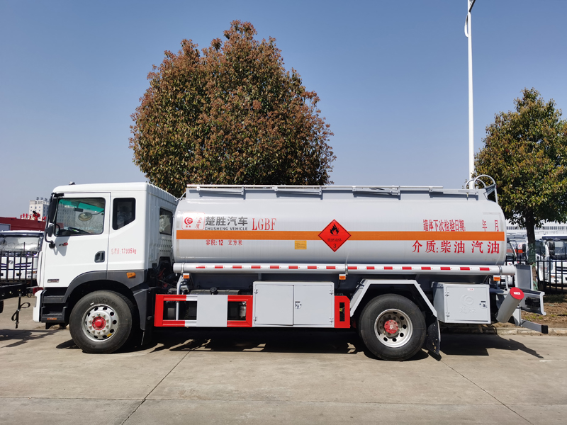 東風(fēng)多利卡D9油罐車