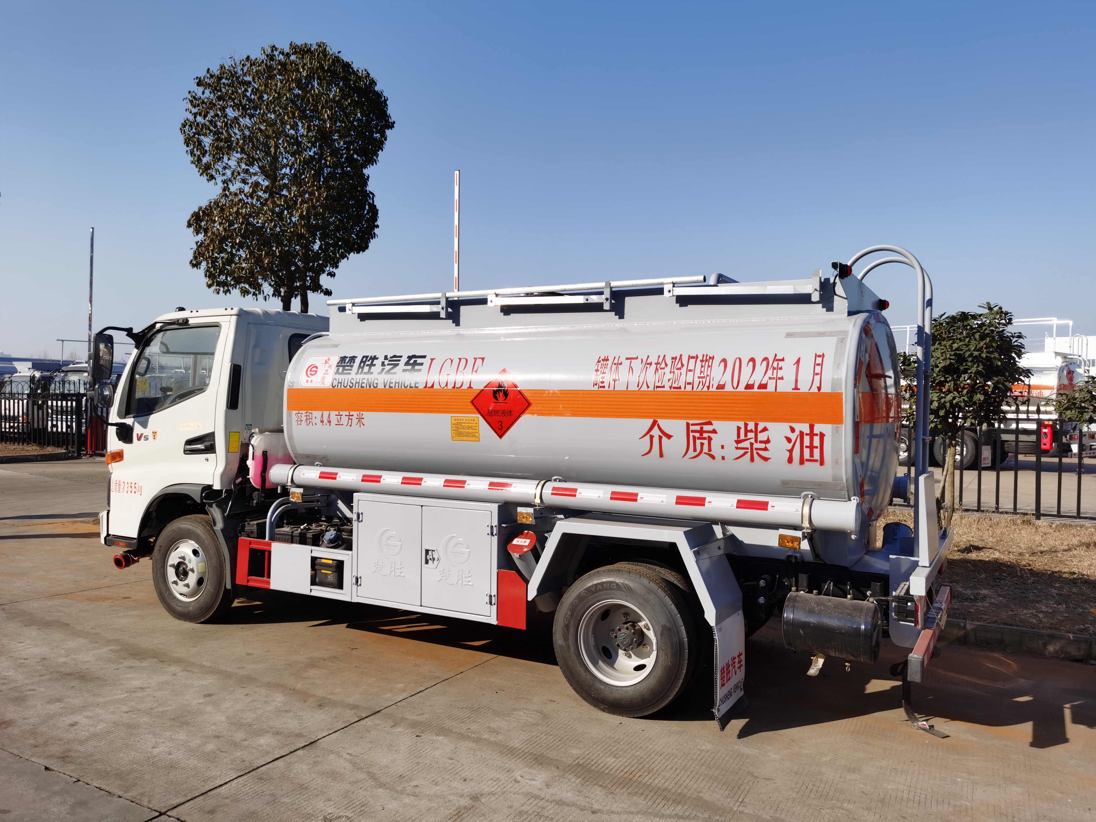 江淮5噸柴汽油介質油罐車